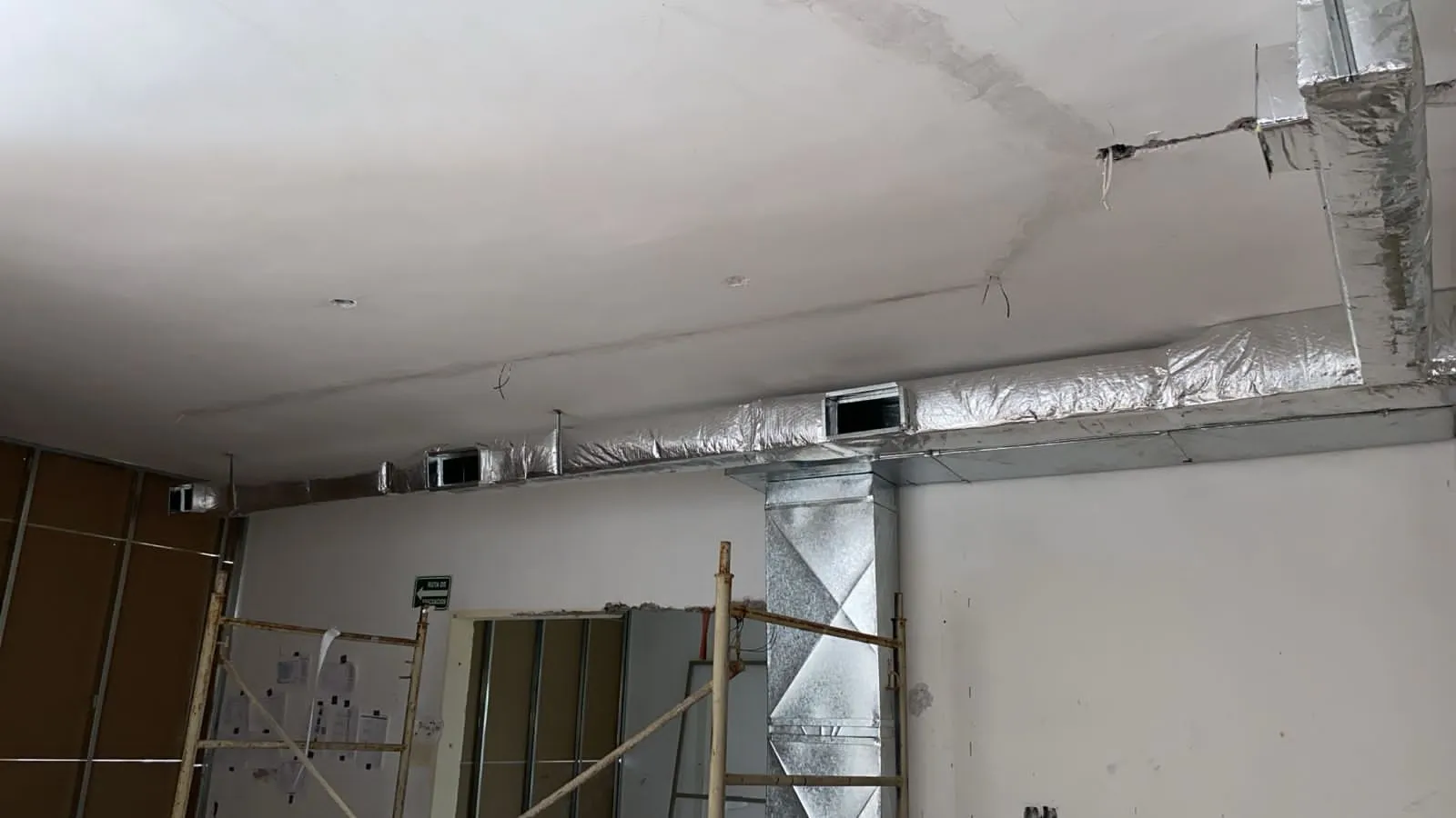 Trabajo de instalación de aire acondicionado grado médico