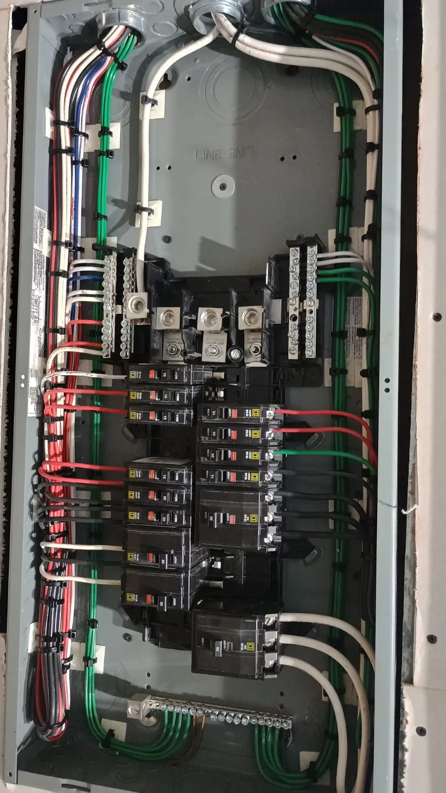 Instalación de tablero eléctrico hospitalario