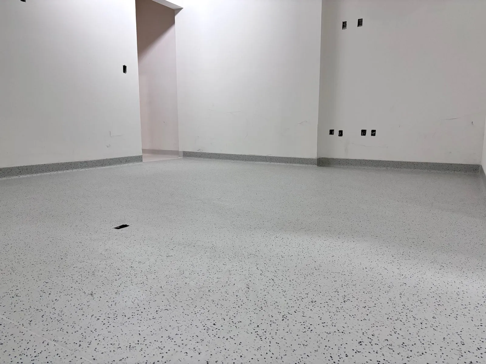 Instalación de piso vinílico conductivo en quirófano